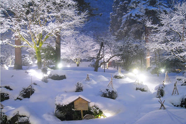 白天有純白的庭園雪景，晚上則有滿天星斗 (圖片來源／風雅の宿 長生館)