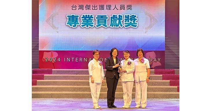 陳麗貞副部主任（右2）榮獲2024年台灣傑出護理人員獎-專業貢獻獎，由蔡英文總統（左2）親自頒獎。左1為台灣護理學會理事長廖美南。（圖片提供／林口長庚醫院）