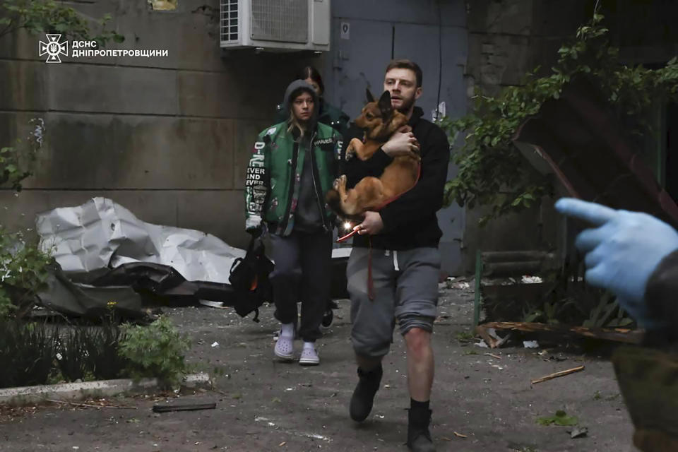 En esta imagen, distribuida por los Servicios de Emergencia de Ucrania, residentes salen de un edificio de apartamentos dañado tras un ataque ruso en Dnipró, Ucrania, el 19 de abril de 2024. (Servicios de Emergencia de Ucrania vía AP)