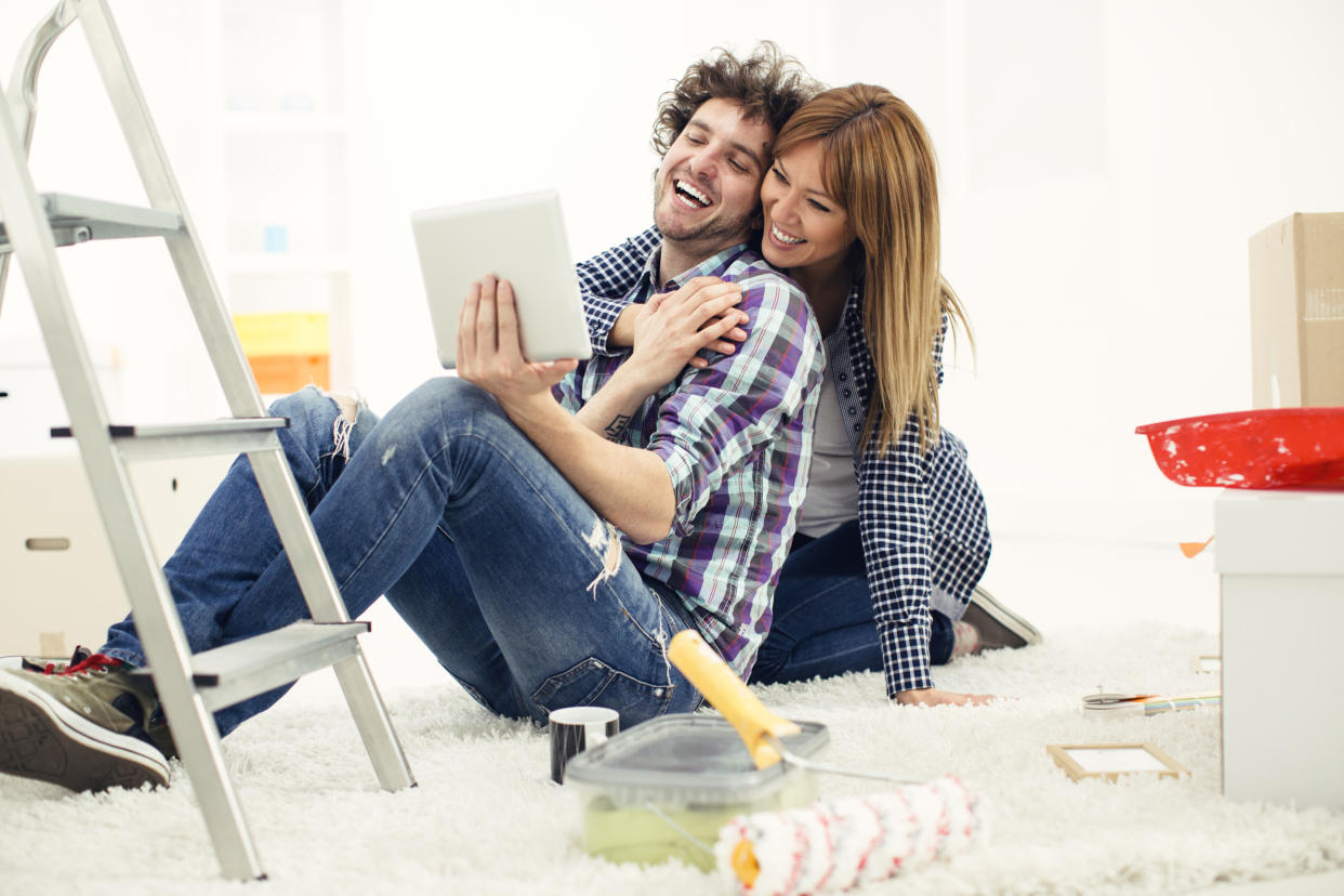 Resuelve fácil las tareas del hogar con herramientas adecuados como un taladro multiusos/Getty Images.