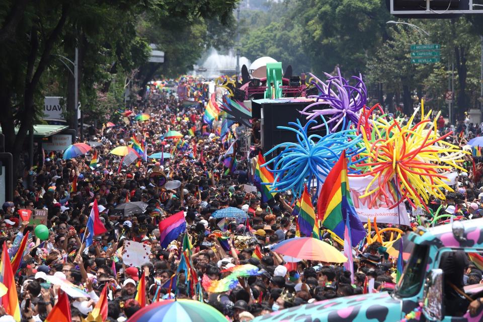 Distintos contingentes e integrantes de la comunidad LGBTTTIQ+ al llegar a las inmediaciones del Ángel de la Independencia, para participar en la marcha del Orgullo 2022./Foto: Cuarto Oscuro