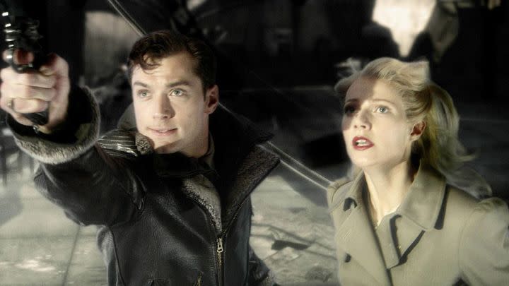 Jude Law and Gwyneth paltrow as Sky Captain and Polly Perkins looking in the same direction in the film Sky Captain and the World of Tomorrow.