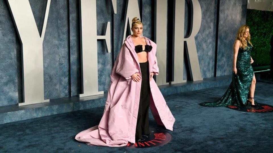 Florence Pugh fought her way onto the blue carpet at the 2023 Vanity Fair Oscar Party at Wallis Annenberg Center for the Performing Arts in Beverly Hills. (Jon Kopaloff/Getty Images for Vanity Fair)