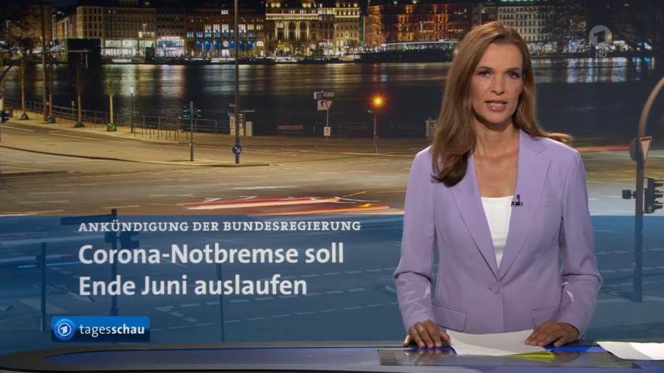 Bereits mit geändertem Hintergrundbild: Die Berichterstattung über die Corona-Notbremse in der Tagesschau. Foto: Screenshot/Youtube/ARD
