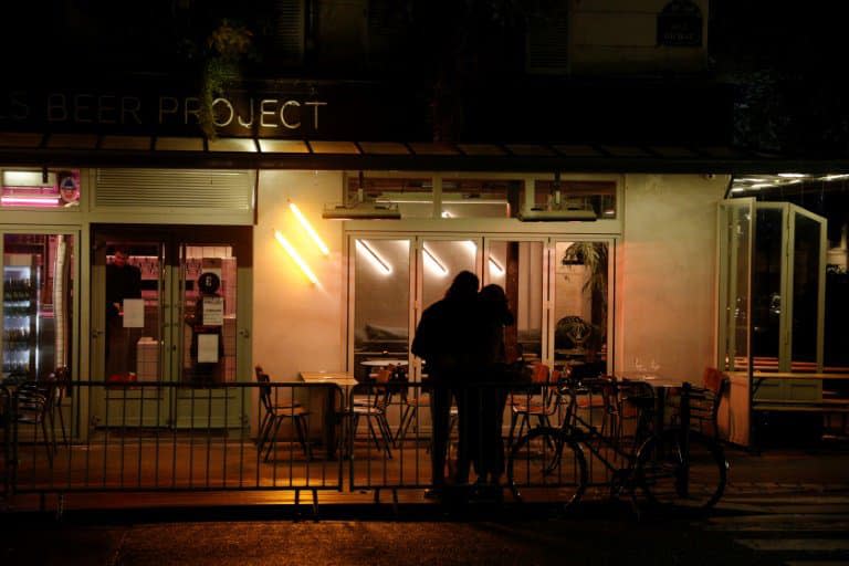 Un couple devant un bar fermé le 5 octobre 2020 (photographie d'illustrattion) - GEOFFROY VAN DER HASSELT © 2019 AFP