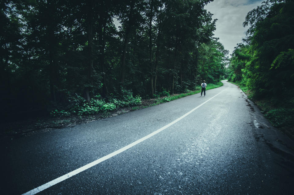 Un padre quiso darle una lección a su hija obligándola a caminar por la carretera. Foto: BarrySheene / Getty Images