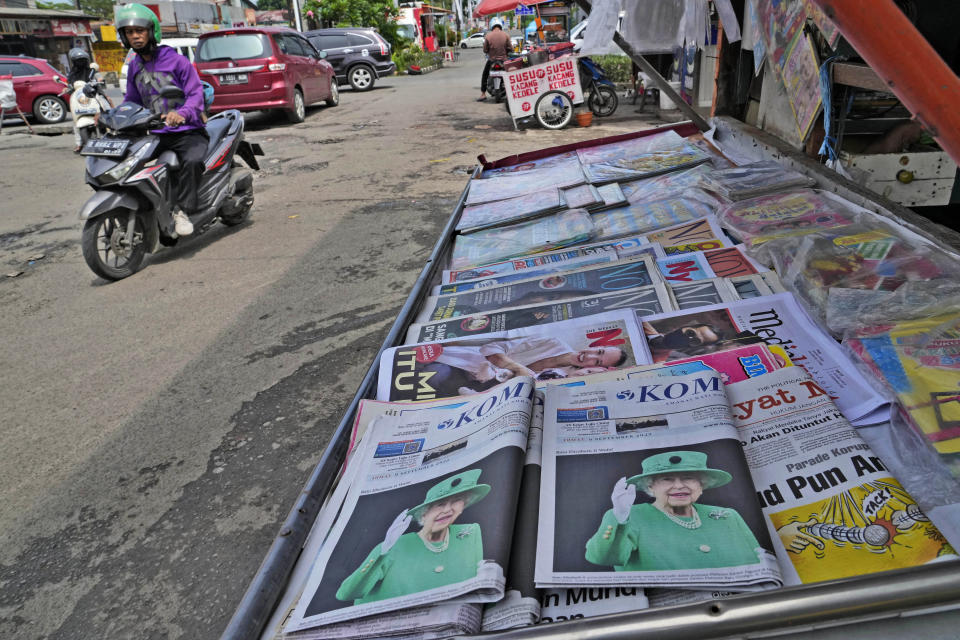 Periódicos con fotografías de la Reina Isabel II en un puesto de Yakarta, Indonesia, el viernes 9 de septiembre de 2022. La reina Isabel II, la monarca con el reinado más largo de Gran Bretaña y una roca de estabilidad en buena parte de un siglo turbulento, falleció el 8 de septiembre de 2022 tras 70 años en el trono. Tenía 96 años. (Foto AP/Tatan Syuflana)