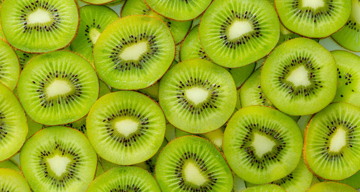 Kiwi macro, use freshly cut kiwi fruit as background (banjongseal324 / Getty Images/iStockphoto)