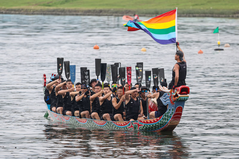 台北國際龍舟錦標賽  彩虹旗飄揚 2024台北國際龍舟錦標賽10日持續進行賽事，各組龍 舟隊拚盡全力爭取佳績，有隊伍在完賽後拿出彩虹旗 揮舞。 中央社記者鄭清元攝  113年6月10日 