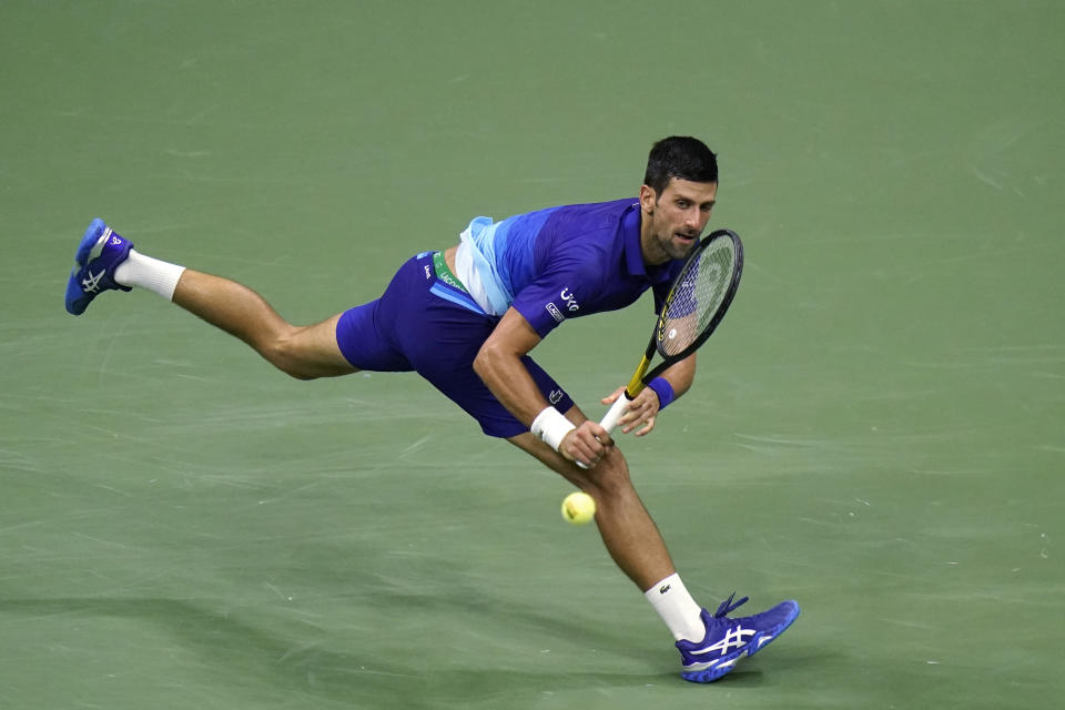 Novak Djokovic devuelve ante Matteo Berrettini en los cuartos de final del Abierto de Estados Unidos, el miércoles 8 de septiembre de 2021, en Nueva York. (AP Foto/Frank Franklin II)