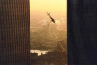 <p>Es war eine der teuersten und aufwendigsten Szenen überhaupt und doch erschien sie niemals im Film. Zwischen den Türmen des World Trade Centers verfängt sich ein Helikopter in einem überdimensionalen Spinnennetz. Da der Trailer vor den Anschlägen vom 11. September veröffentlich wurde, der fertige Film aber danach erst in die Kinos kam, entfernte man die spektakuläre Szene zurecht nachträglich aus dem Film. (Bild: Columbia Pictures)</p>