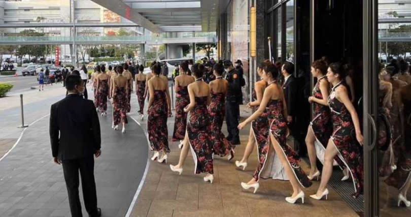 旗袍辣妹最後只能匆忙去跟一旁的豪車合影。（圖／報系資料照）