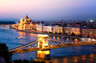 El puente de las Cadenas, construido en 1849 sobre el río Danubio, permitió unir para siempre Buda con Pest para formar la actual capital de Hungría. Se trata del principal símbolo de la ciudad y un orgullo para sus habitantes. (Foto: Getty Images).