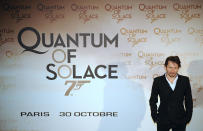 Rares sont les acteurs qui peuvent se targuer d'être une star d'un opus de <em>James Bond</em>. Mathieu Amalric, lui, peut le faire. Et pour cause, il a joué le rôle du grand méchant, Dominic Greene, dans <em>Quantum of Solace</em>, sorti en 2008. Suite au tournage, Daniel Craig n'a pas hésité à couvrir son partenaire de louanges : <em>"Mathieu est un acteur extraordinaire. Son personnage n'est pas un savant fou ou un type à l'ego démesuré qui rêve de devenir le maître du monde. C'est juste un homme très offensif et très intelligent qui utilise ses talents pour manipuler les gens et s'enrichir le plus possible. [...] Mathieu Amalric fait vraiment froid dans le dos quand il le joue, mais c'est exactement ce qu'on attend d'un méchant dans un James Bond !"</em>. Mais l'histoire ne s'arrête pas là...