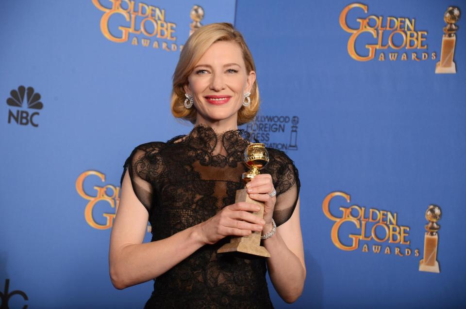 Cate Blanchett posa tras ganar el Globo de Oro a la mejor actriz en una cinta de drama por su trabajo en "Blue Jasmine", el domingo 12 de enero del 2014 en el hotel Beverly Hilton en Beverly Hills, California. (Foto por Jordan Strauss/Invision/AP)