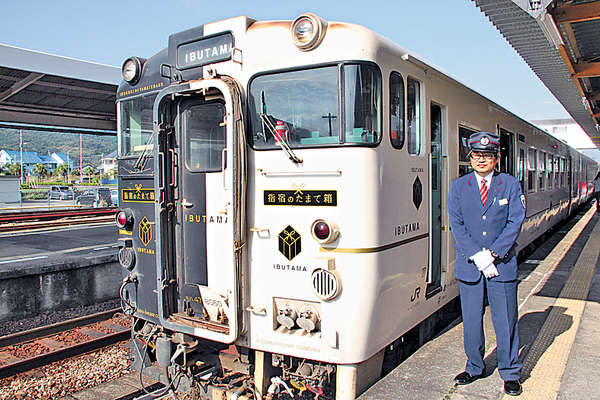 觀光列車「指宿玉手箱號」駛入指宿站，列車外形似方盒子，主色為黑白二色。