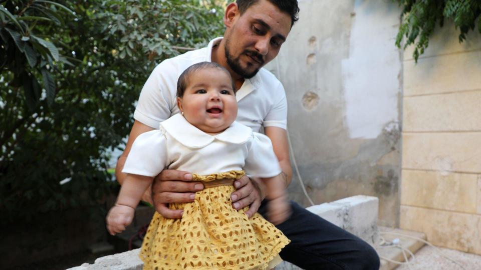 Afraa sonriendo con su tío