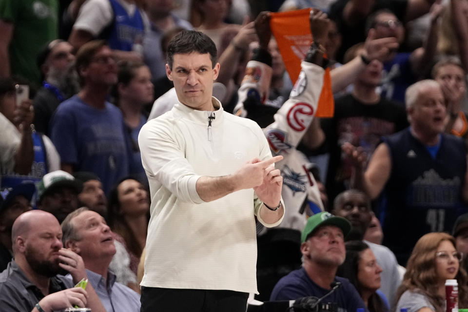 Oklahoma City Thunder head coach Mark Daigneault instructs his team in the second half of Game 6 of an NBA basketball second-round playoff series against the Dallas Mavericks Saturday, May 18, 2024, in Dallas. (AP Photo/Tony Gutierrez)