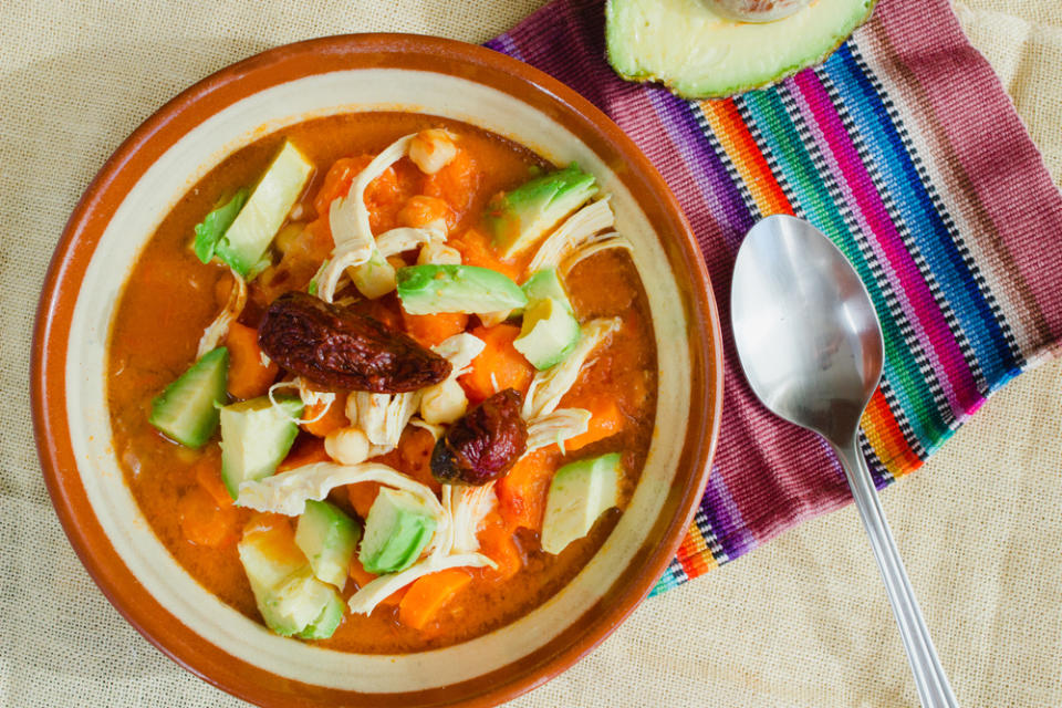 Caldo tlalpeño, una de las sopas y caldos Mexicanos clásicos del centro del país