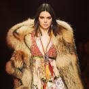 <p>Kendall Jenner volvió a las pasarelas en la Semana de la Moda Masculina de Milán, Italia y allí se robó el show vistiendo un modelito de Dsquared2 que contó con este amplio escote/Getty Images </p>