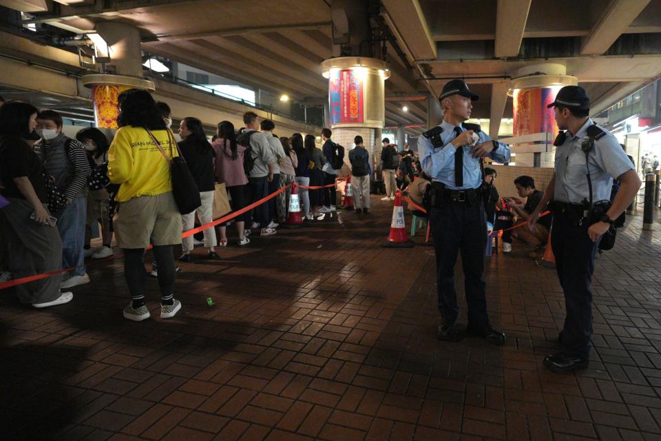 警方派員維持秩序，現場所見軍裝警員不多，但加上便衣警估計約20、30名警員。