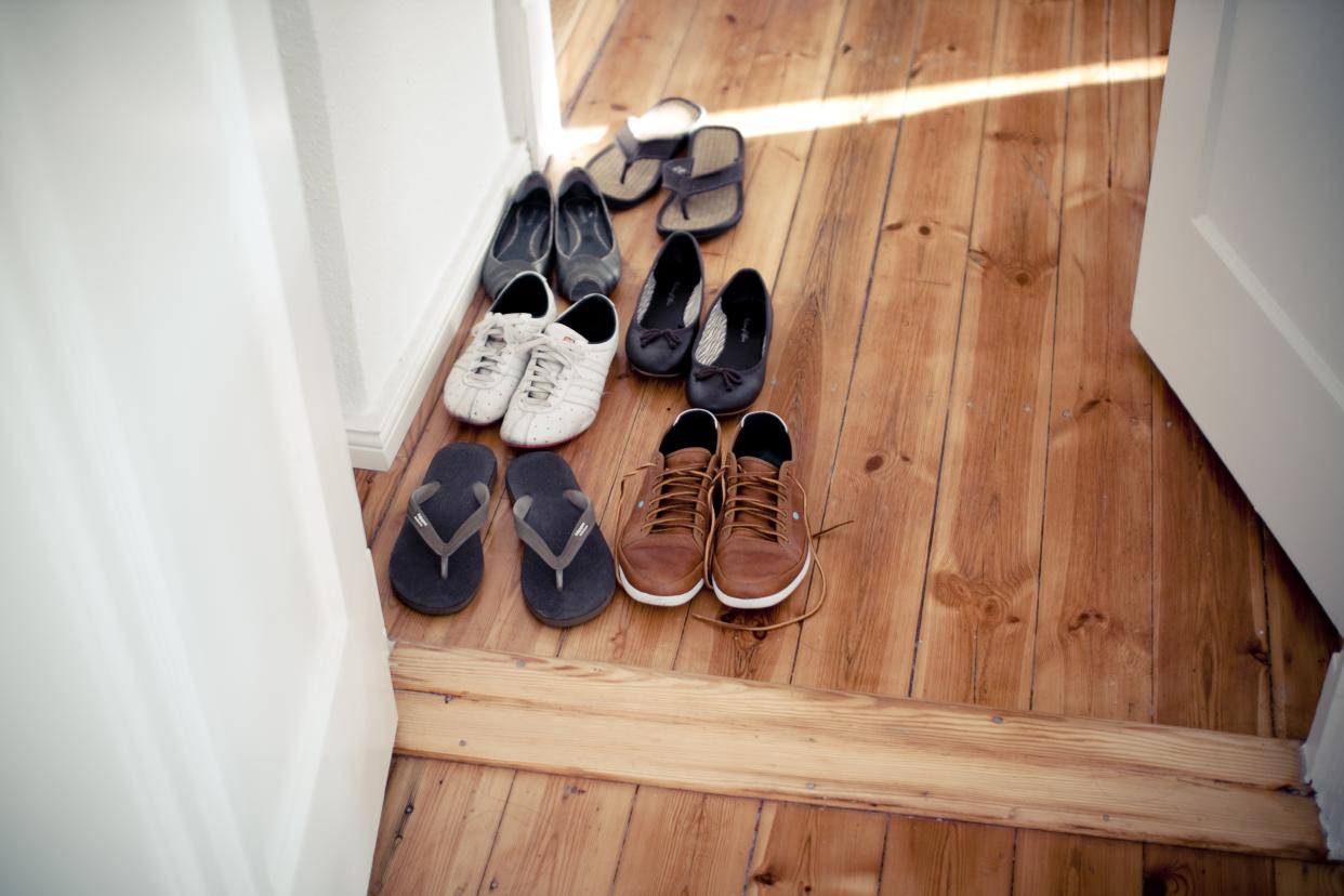 Mucha gente tiene la costumbre de no entrar con los zapatos en casa. ¿Sirve para algo esta medida de limpieza? Foto: Getty Images. Various shoes in hallway.