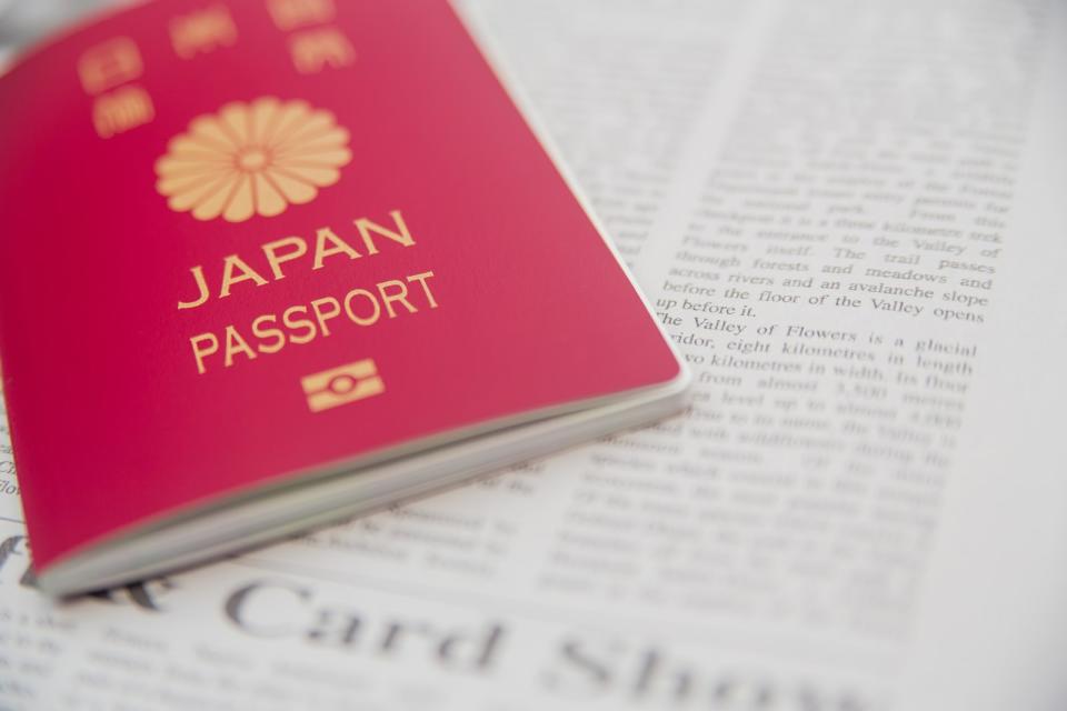 受新冠肺炎影響無法出國，因此不少日本人的護照其實已過期，但換發手續又麻煩，所以許多人所幸就不換了。取自PAKUTASO
