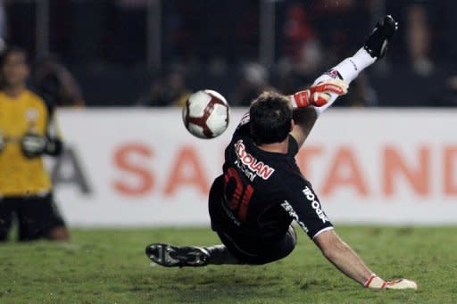 (Archivo) El veterano portero de Sao Paulo, Rogerio Ceni, no puede detener un disparo desde el punto penal, en partido por la Copa Libertadores ante el peruano Universitario, disputado en Sao Paulo el 04 de mayo de 2010. (AFP | nelson almeida)