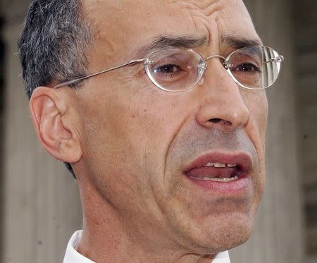 Attorney Seth Waxman speaks in front of the U.S. Supreme Court in Washington in this September 8, 2003 file photo. REUTERS/Stefan Zaklin/Files