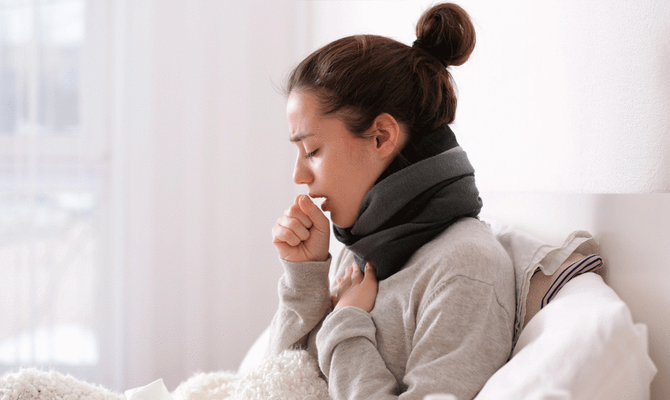 Debes acudir cuando antes al médico si sientes opresión en el pecho y dificultad para respirar; también si toses o jadeas tan fuerte que comienzan a dolerte los costados. (Foto: Getty)