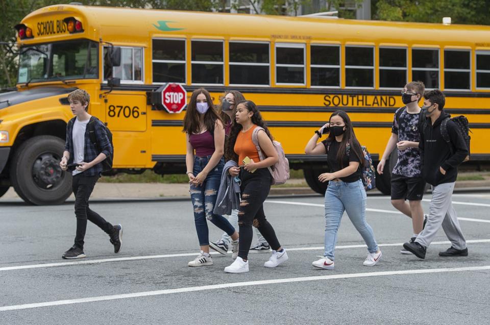 <span class="caption">Students arrive at Dartmouth High School in Dartmouth, N.S., on Sept. 8, 2020. </span> <span class="attribution"><span class="source">THE CANADIAN PRESS/Andrew Vaughan</span></span>