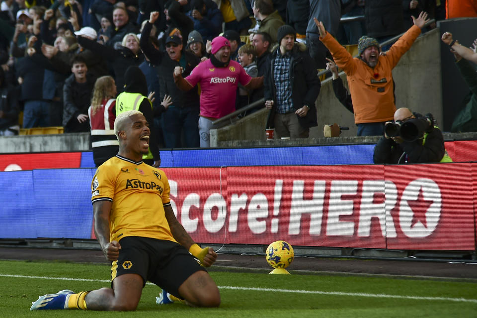 Mario Lemina del Wolverhampton celebra tras anotar el segundo gol de su equipo en el encuentro ante el Tottenham en la Liga Premier el sábado 11 de noviembre del 2023. (AP Foto/Rui Vieira)