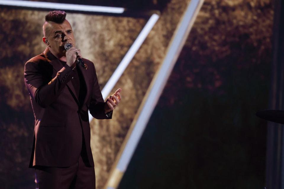Having proven his rock ‘n’ roll showmanship on "The Voice" last week, Bryan Olesen switched things up with an emotional Phil Collins cover.