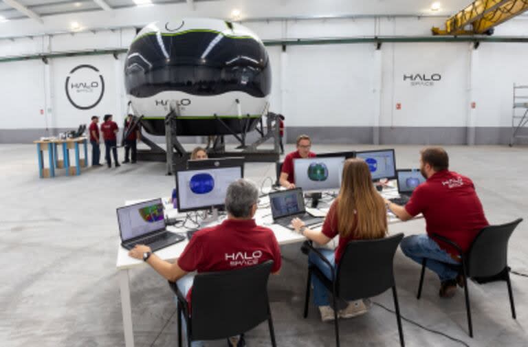 Los ingenieros de Halo Space trabajando en el prototipo de la Cápsula Aurora
