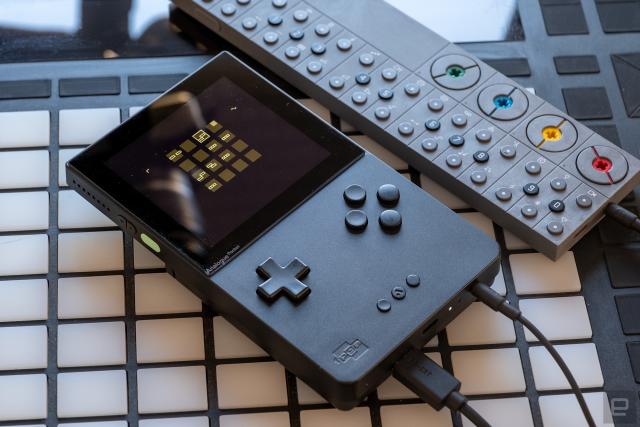 Analogue Pocket Console Black : Video Games 