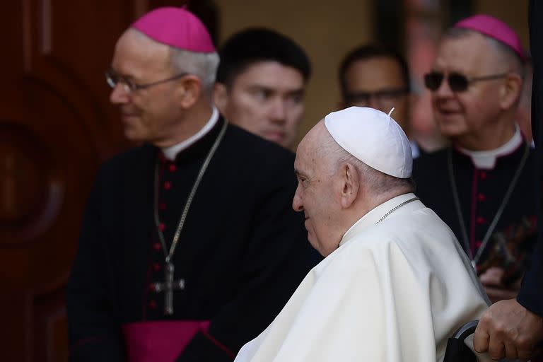 El Papa Francisco, flanqueado por el obispo Athanasius Schneider, obispo auxiliar de Astana, llega para reunirse con obispos, sacerdotes, diáconos, consagrados, seminaristas y agentes de pastoral en la catedral de Nuestra Señora del Perpetuo Socorro en Nur-Sultan el 15 de septiembre de 2022. 