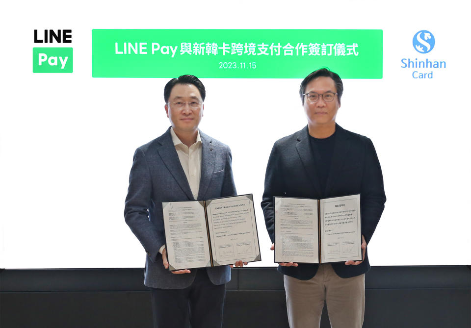 搶韓國觀光客！韓國最大新韓卡3000萬用戶今起在台可嗶LINE Pay。LINE Pay董事長丁雄注(右)與新韓卡數位平台事業群總經理柳泰鉉(左)於11月15日正式簽訂。圖/LINE Pay提供