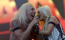 Zusammen mit Twisted-Sister-Boss Dee Snider trat Doro Pesch 2015 beim "Rock in Rio"-Festival auf (Foto). Mit Johan Hegg von Amon Amarth intonierte sie in Wacken den gemeinsamen Song "A Dream That Cannot Be", genau wie mit Udo Dirkschneider natürlich "Balls To The Wall" oder "Princes Of The Dawn". Und und und ... Einen haben wir aber noch! (Bild: Alexandre Loureiro/Getty Images)