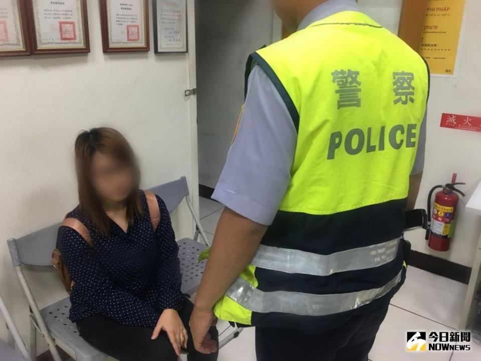 ▲員警執行勤務，至某超商進行巡簽，發現有一名女子拖著行李箱閒逛，看到有警察立刻低下頭，經核對資料後發現是逃逸外勞。（圖／記者蘇榮泉翻攝，2017.10.08）