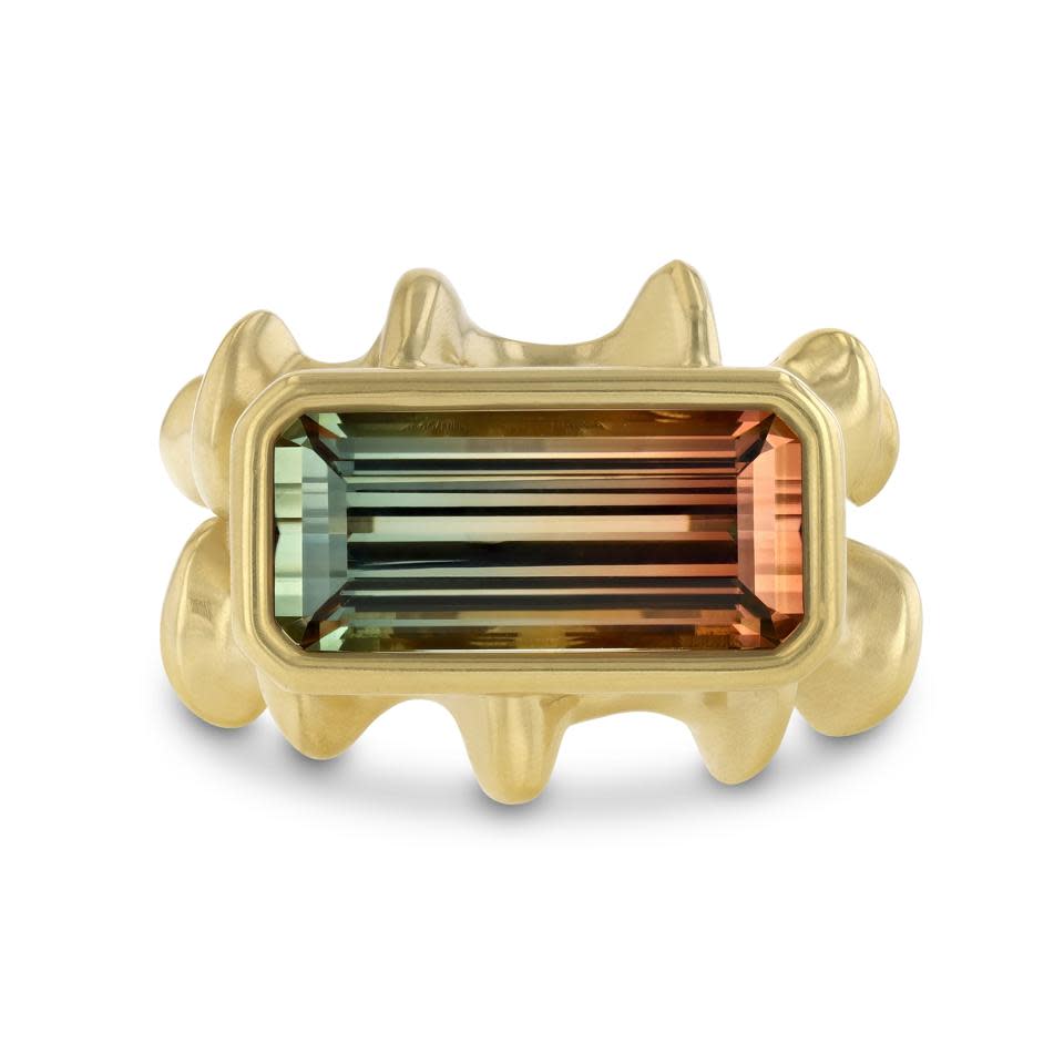 Anillo Chrona Demi en oro amarillo de 18k con una turmalina bicolor de 7,75 quilates de Vram