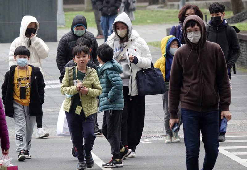 東北季風影響　北台灣天氣涼（1） 中央氣象署表示，受東北季風影響，6日各地早晚有 涼意，北台灣低溫攝氏15、16度。圖為北市南港區民 眾穿著厚外套出門。 中央社記者鄭傑文攝　113年2月6日 