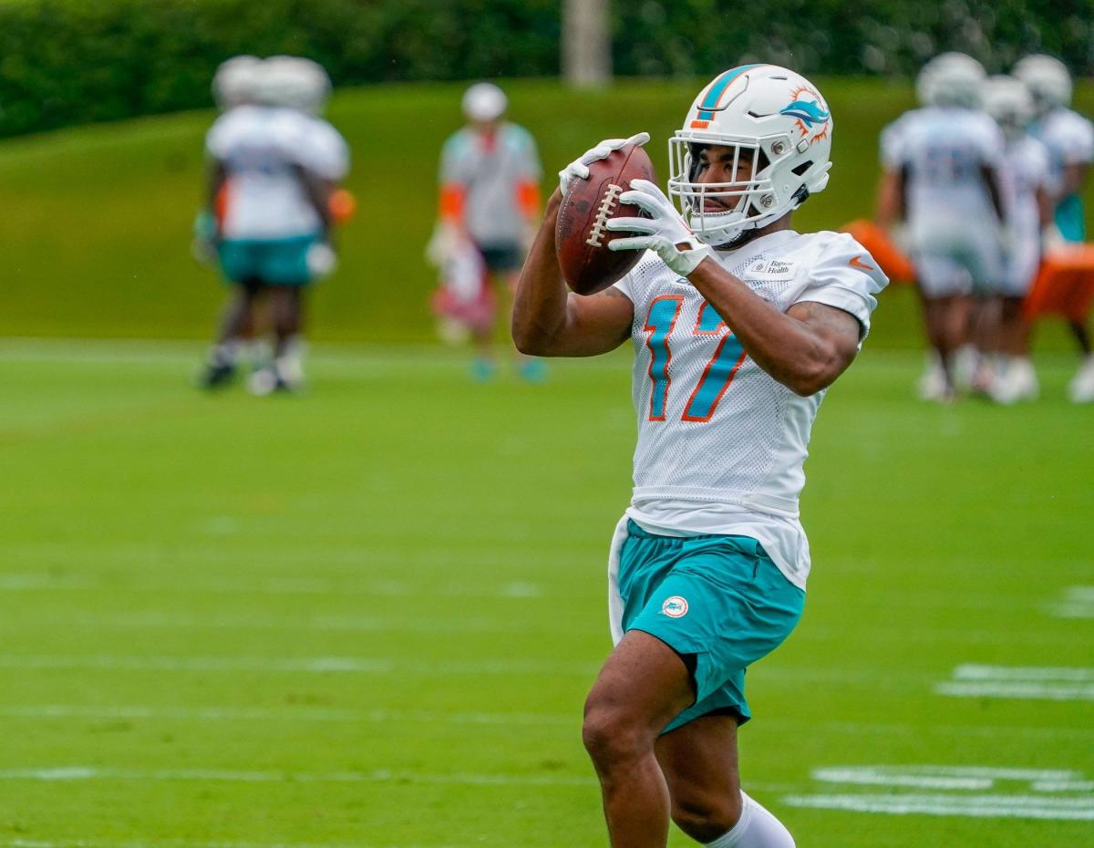 Dolphins WR Jaylen Waddle leaves practice with apparent injury