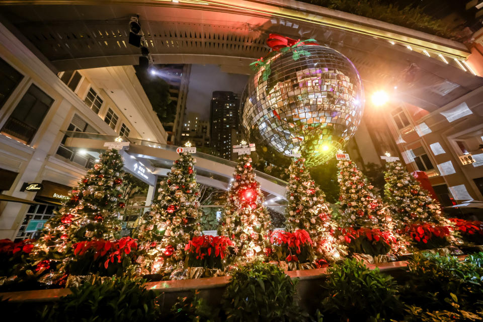 聖誕燈飾2022｜灣仔利東街Disco風派對聖誕燈飾率先開鑼！7米直徑巨型MirrorBall閃令令登場