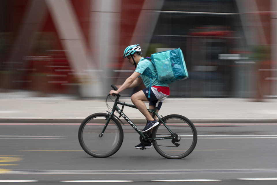 A Deliveroo rider near Victoria station in London, England. Photo: Dan Kitwood/Getty Images