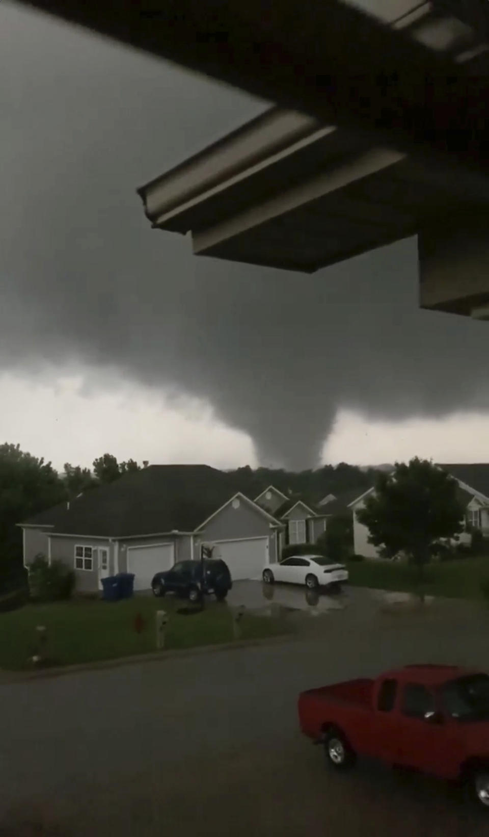 Esta imagen extraída de un video proporcionado por Chris Higgins muestra un tornado en la localidad de Carl Junction, Missouri, el miércoles 22 de mayo de 2019. (Chris Higgins vía AP)
