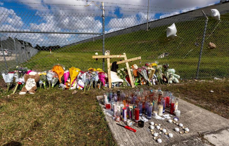 Los dolientes erigieron un monumento improvisado en el lugar del accidente en la esquina de Miller Drive y Southwest 118 Avenue en memoria de Anthony Gago, de 15 años, y Jazmin Keltz, de 14, ambos muertos cuando el Audi conducido por Anthony y perseguido por la policía se estrelló el 8 de noviembre de 2023. Jose A. Iglesias/jiglesias@elnuevoherald.com