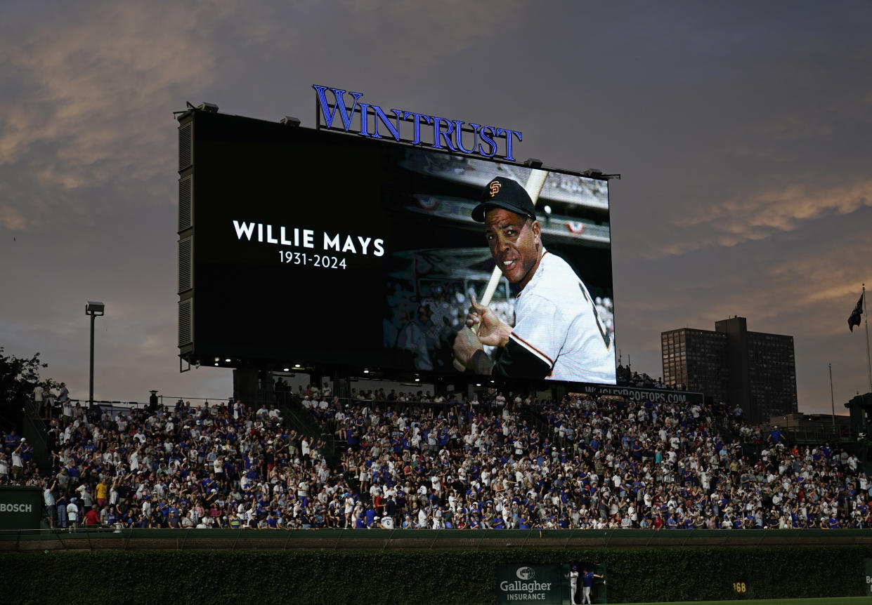 Willie Mays fue honrado en diferentes parques de pelota, incluyendo el Wrigley Field, donde los Chicago Cubs recibieron a los San Francisco Giants . (Foto: Nuccio DiNuzzo/Getty Images)