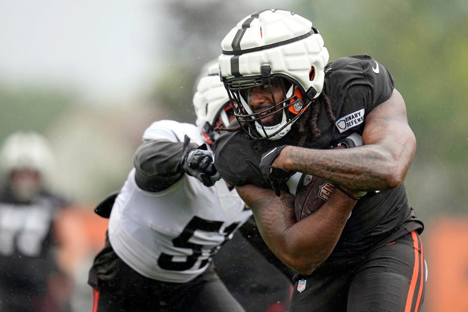 Cleveland Browns tight end Jordan Akins, right, carries the ball Aug. 7 in Berea.