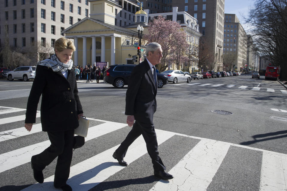 El fiscal especial Robert Mueller y su esposa Ann caminan hacia su automóvil tras asistir a una ceremonia religiosa en la iglesia episcopal San Juan, al fondo, frente a la Casa Blanca, en Washington, el domingo 24 de marzo de 2019. (AP Foto/Cliff Owen)