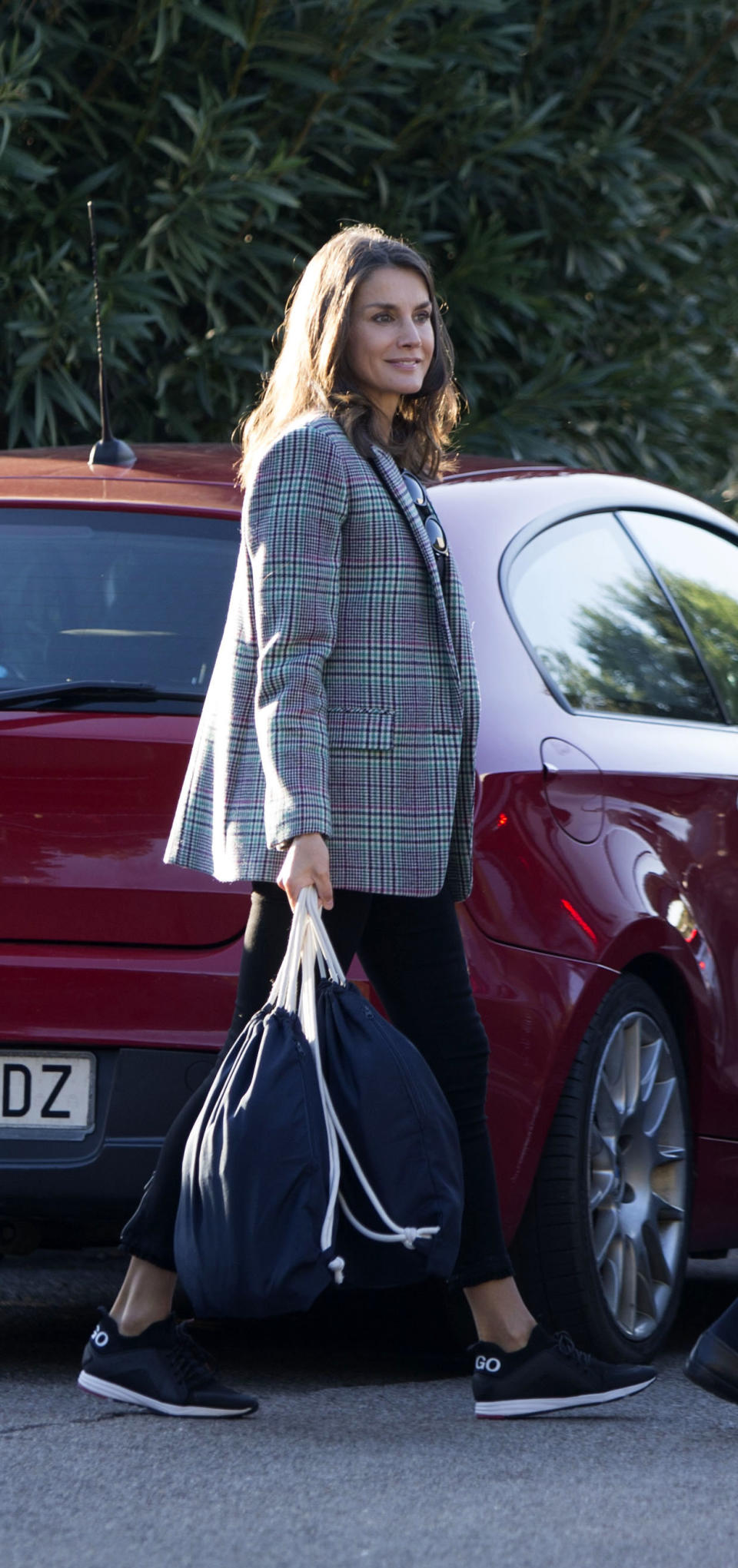 Nuestra protagonista también aprovecha el primer día de colegio de sus hijas para sacar sus estilismos más informales. El pasado mes de septiembre, por ejemplo, acompañó a Leonor y Sofía vestida con unas deportivas de Hugo Boss. Las combinó con una americana de Sandro Paris. (Foto: Europa Press Entertainment / Getty Images)